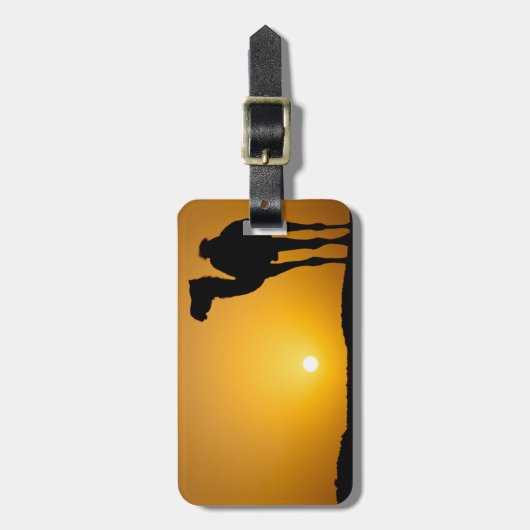 Silhouette van een wilde kameel bij zonsondergang bagagelabel (Voorkant verticaal)