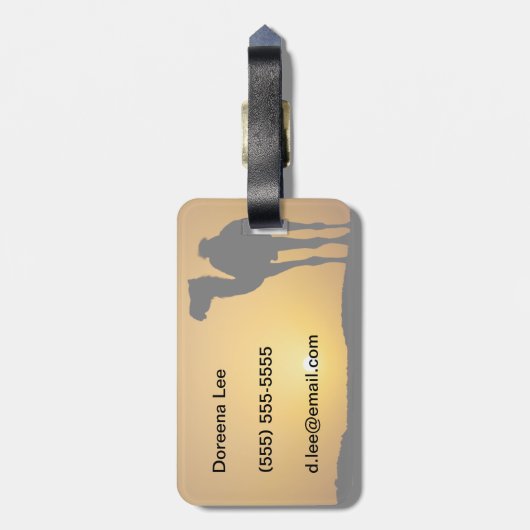 Silhouette van een wilde kameel bij zonsondergang bagagelabel (Achterkant verticaal)