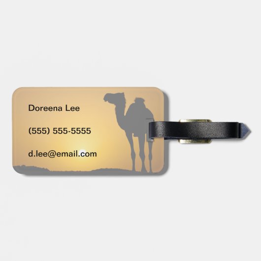 Silhouette van een wilde kameel bij zonsondergang bagagelabel