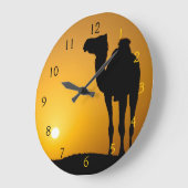 Silhouette van een wilde kameel bij zonsondergang grote klok (Hoek)