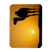 Silhouette van een wilde kameel bij zonsondergang magneet (Verticaal)