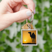 Silhouette van een wilde kameel bij zonsondergang sleutelhanger (Hand)