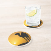 Silhouette van een wilde kameel bij zonsondergang zandsteen onderzetter (Zijkant)