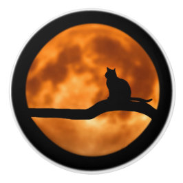 Silhouette van een zwarte kat in een boom keramische knop