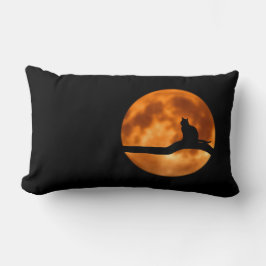 Silhouette van een zwarte kat in een boom kussen