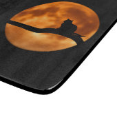 Silhouette van een zwarte kat in een boom snijplank (Hoek)