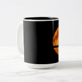 Silhouette van een zwarte kat in een boom tweekleurige koffiemok (Voorkant links)