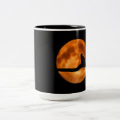 Silhouette van een zwarte kat in een boom tweekleurige koffiemok (Center)