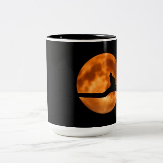 Silhouette van een zwarte kat in een boom tweekleurige koffiemok (Center)