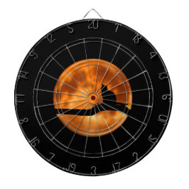 Silhouette van een zwarte kat in een boomkleerbord dartbord