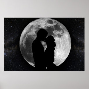 Silhouette van liefhebbers op volle maan 's nachts poster