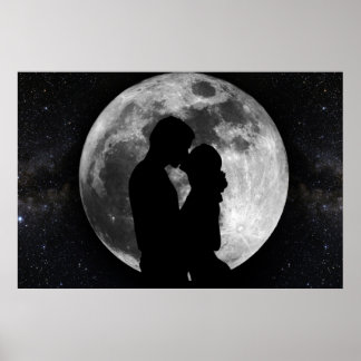 Silhouette van liefhebbers op volle maan 's nachts poster