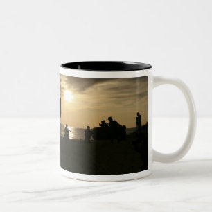 Silhouette van mariniers tweekleurige koffiemok