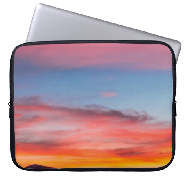 SILHOUETTE VAN MOUNTAINE ONDER CLOUDY BLUE SKY FOT LAPTOP SLEEVE (Voorkant)