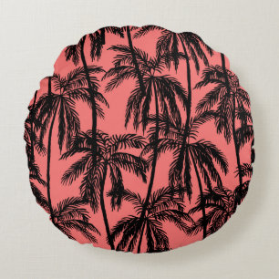 Silhouette van palmbomen op een roze achtergrond. rond kussen
