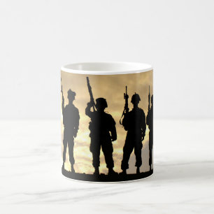 Silhouette van soldaten in de 101e luchtverkeersdi koffiemok