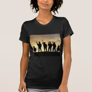 Silhouette van soldaten in de 101e luchtverkeersdi t-shirt