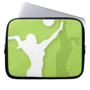 Silhouette van twee vrouwen die volleybal spelen laptop sleeve