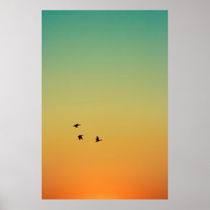 SILHOUETTE VAN VOGELS DIE TIJDENS DE SUNSET VLIEGE POSTER