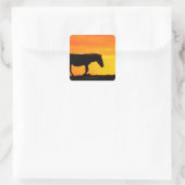 Silhouette van zebra op savanna vierkante sticker (Tas)