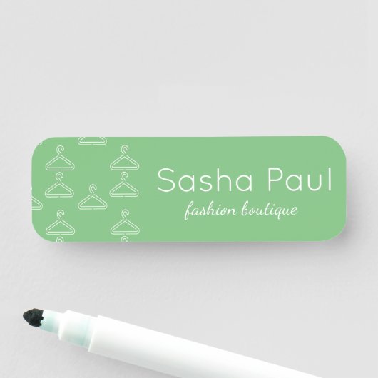 Silhouette witte hangers, groen naamplaatje (In situ)