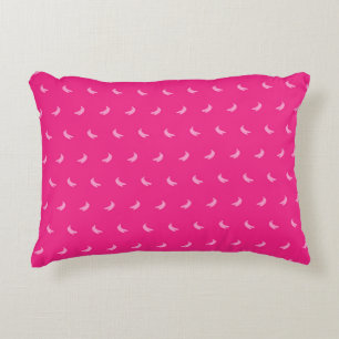 Silhouetten van kleine roze bananen op intens roze accent kussen