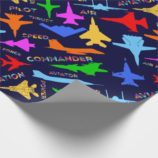 Silhouetten van militaire Vliegtuigen op donker Cadeaupapier (Hoek)