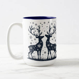Silhouetten van rendieren onder vallende Kerstsnee Tweekleurige Koffiemok