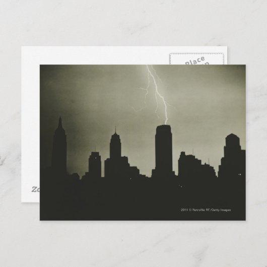 Silhouetten van wolkenkrabbers en bliksem in hemel briefkaart (Voorkant / Achterkant)