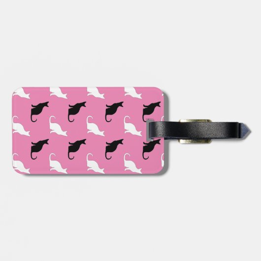 Silhouetten van zwarte en witte katten op roze bagagelabel (Achterkant horizontaal)