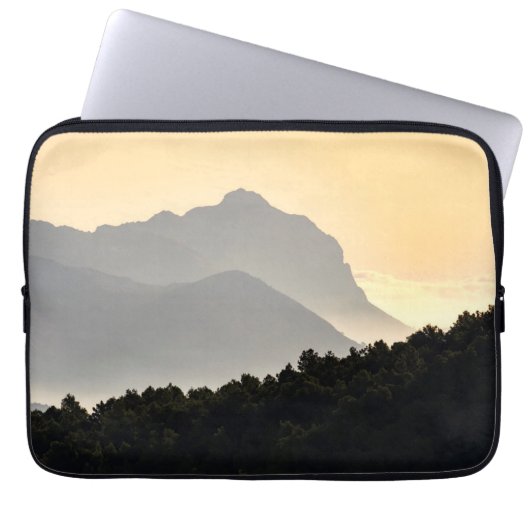 Silhouettes uit bergen laptop sleeve (Voorkant)