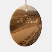 Silk Road Desert Landscape Typography Art Keramisch Ornament (Rechts)