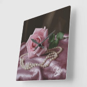 Silken Roos Vierkante Klok (Hoek)