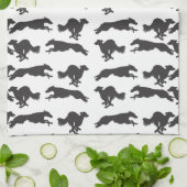 Silken Windhounds aan het lopen Theedoek (Gevouwen)