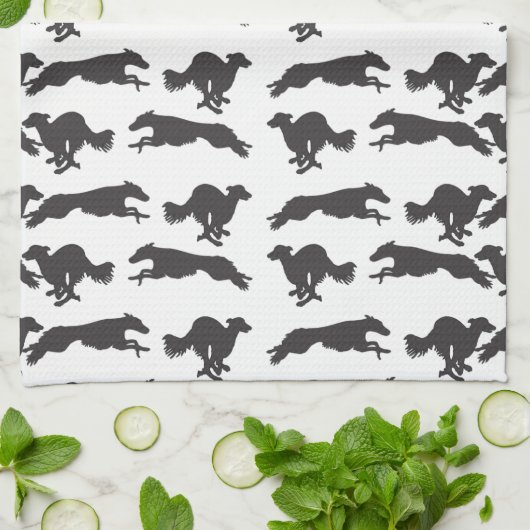Silken Windhounds aan het lopen Theedoek (Gevouwen)