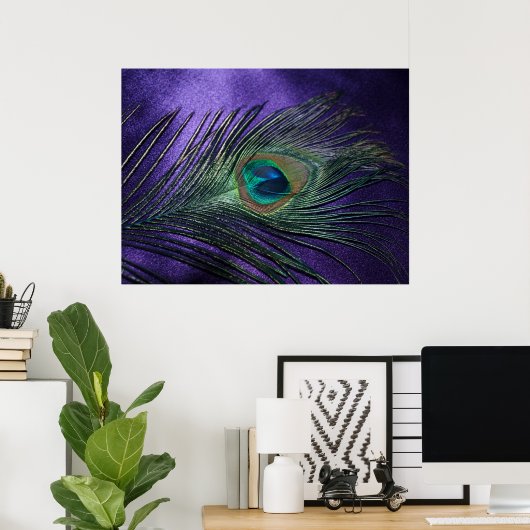 Silky Paarse Peacock Feather Poster (Thuiskantoor)