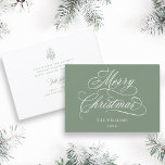 Silky Sage Romantisch Vrolijk Kerstscript Flat Feestdagenkaart<br><div class="desc">Deze eenvoudige platte kerstkaart is voorzien van elegante en romantische swirly kalligrafie belettering met een winter hulst bessen boeket en aangepaste tekst op de achterkant. Voor meer geavanceerde aanpassing van dit ontwerp,  klikt u op de BLUE DESIGN TOOL BUTTON hierboven!</div>