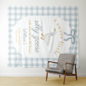 Silly Goose Duck Blue Gingham Baby Shower Backdrop Wandkleed (In Situ (horizontaal))