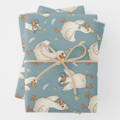 Silly Goose Party – Blue Background with Feathers Inpakpapier Vel (In situ)