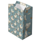Silly Goose Party – Blue Background with Feathers Medium Cadeauzakje (Voorkant Gekanteld)