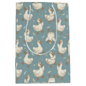Silly Goose Party – Blue Background with Feathers Medium Cadeauzakje (Voorkant)