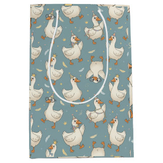 Silly Goose Party – Blue Background with Feathers Medium Cadeauzakje