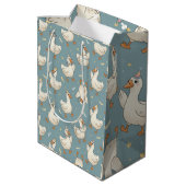 Silly Goose Party – Blue Background with Feathers Medium Cadeauzakje (Achterkant Gekanteld)