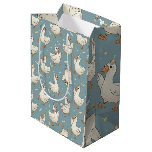 Silly Goose Party – Blue Background with Feathers Medium Cadeauzakje (Achterkant Gekanteld)