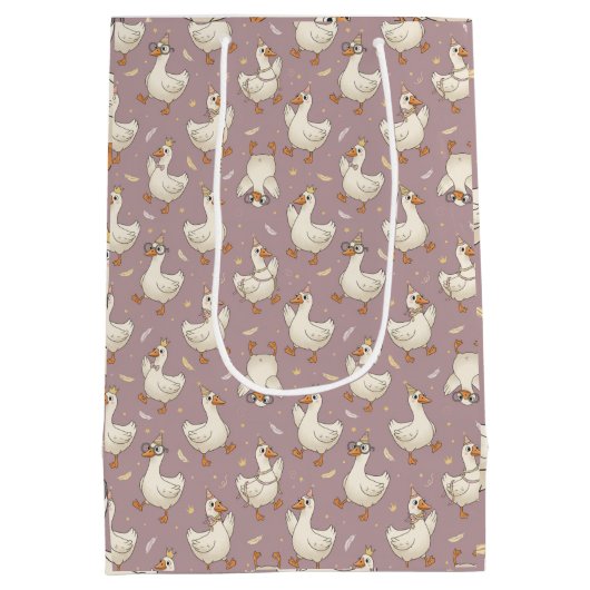 Silly Goose Party – Quirky Birthday Design Medium Cadeauzakje (Achterkant)
