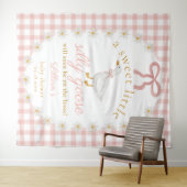 Silly Goose Pink Gingham Baby Shower Backdrop Wandkleed (In Situ (horizontaal))