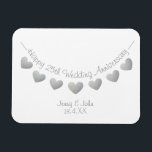 Silver 25th bruiloft bunting gift magne magneet<br><div class="desc">Gepersonaliseerde 25e zilveren trouwdag cadeau man & vrouw magnet met hartbundeling. Een schattig en modern cadeau voor een paar dat hun platina trouwdag vieren. De namen van de getoonde paar & verjaardagsdatum kunnen worden aangepast door de personalize eigenschap te gebruiken. De kaarten en de cadeaus van de gelijke zijn ook...</div>