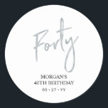 Silver 40th Birthday Favor Hartelijk dank Ronde Sticker<br><div class="desc">Deze eenvoudige sticker bedankt u voor uw speciale dag. Dit ontwerp kenmerkt het moderne zilveren manuscript dat " Veertig"met douanetekst laat schrijven. In mijn winkel BaraBomDesign zijn er evenveel uitnodigingen voor de 40ste verjaardag en partijbenodigdheden beschikbaar.</div>
