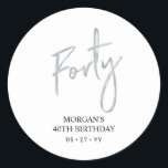Silver 40th Birthday Favor Hartelijk dank Ronde Sticker<br><div class="desc">Deze eenvoudige sticker bedankt u voor uw speciale dag. Dit ontwerp kenmerkt het moderne zilveren manuscript dat " Veertig"met douanetekst laat schrijven. In mijn winkel BaraBomDesign zijn er evenveel uitnodigingen voor de 40ste verjaardag en partijbenodigdheden beschikbaar.</div>