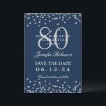 Silver 80th Birthday Save Datum Details Navy Blue Kaart<br><div class="desc">Elegant "70th Birthday Party" ontwerp met faux glitter confetti & details tekst. Makkelijk te gebruiken en makkelijk te personaliseren. Bestel vandaag nog!</div>